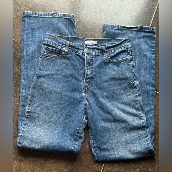 Levi’s 10M 98% cotton and 2% spandex  Perfectly Slimming Boot Cut. 31” instep - Picture 1 of 11